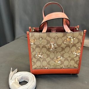 COACH Dempsey Tote 22 Signature Canvas W/ Dancing Kitten Print. NW/OT. CC424